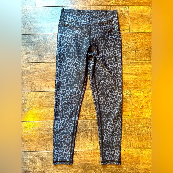 Zyia Brilliant Scrunchy What Leggings Hi-Rise Stone Leopard Size 4 EUC - Picture 1 of 3